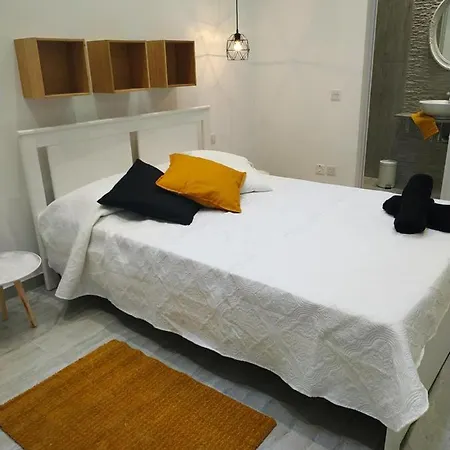 Ubytování v soukromí Daffodil Double Bedroom *